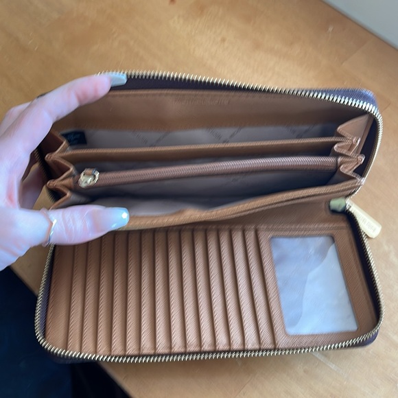 Michael Kors wallet - Picture 3 of 3